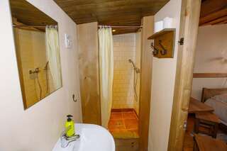 Гостевой дом Guest House and camping Jurmala Юрмала Двухместный номер с 2 отдельными кроватями и собственной ванной комнатой-11